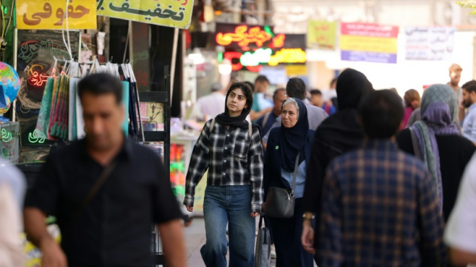 "Nous allons &agrave; la ruine": des Iraniens frapp&eacute;s de plein fouet par les sanctions