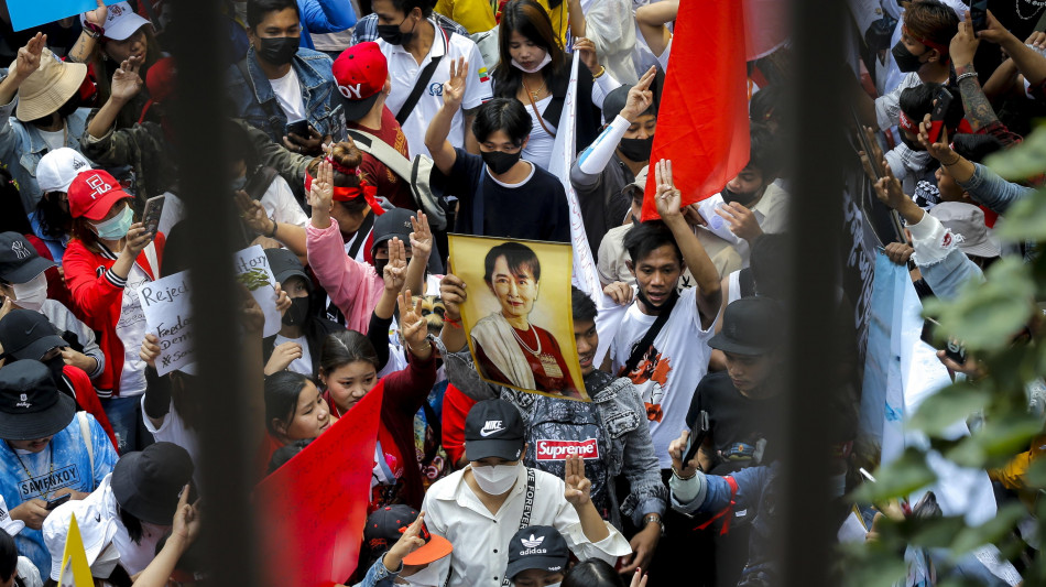 Myanmar, la giunta annuncia un'amnistia per quasi 5.000 detenuti