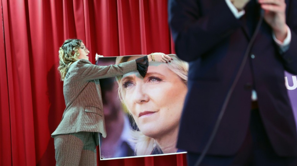 Le Pen, inelegível, denuncia diante de simpatizantes em Paris uma 'decisão política'