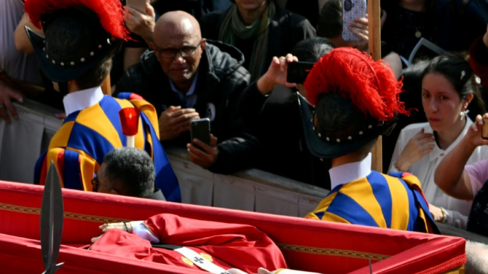 Zehntausende nehmen Abschied am Sarg von Papst Franziskus im Petersdom