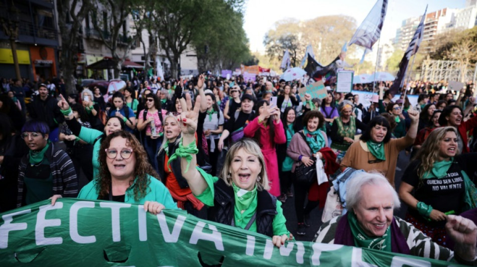 Passeata re&uacute;ne milhares de pessoas na Argentina em defesa do aborto legal