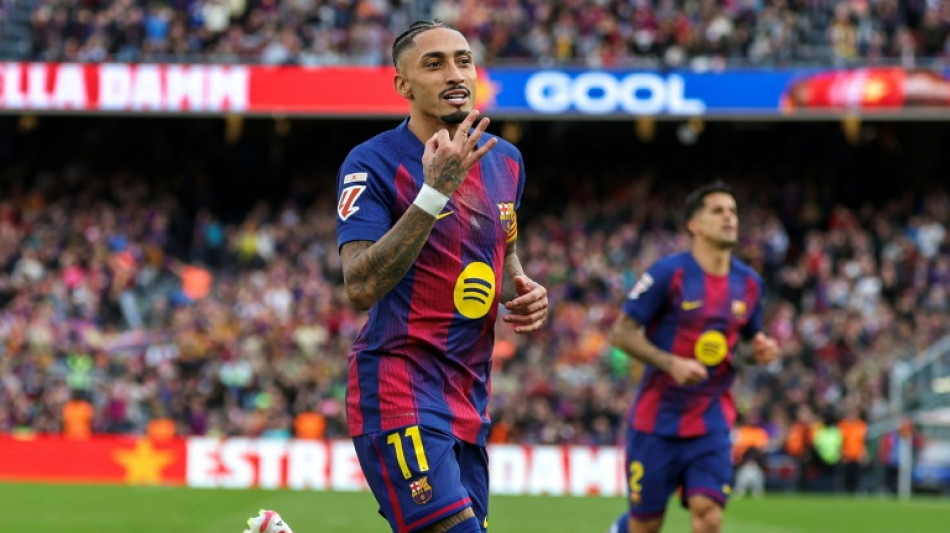 Espagne: le Bar&ccedil;a s'offre une "manita" et repousse encore le Real