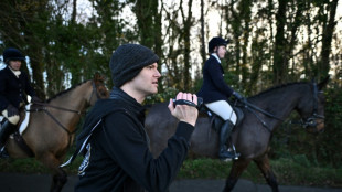 Lutte enrag&eacute;e dans la campagne anglaise autour de la chasse au renard