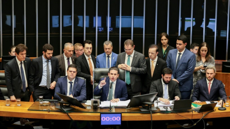 Au Brésil, débat parlementaire houleux sur un texte visant à alléger la peine de Bolsonaro