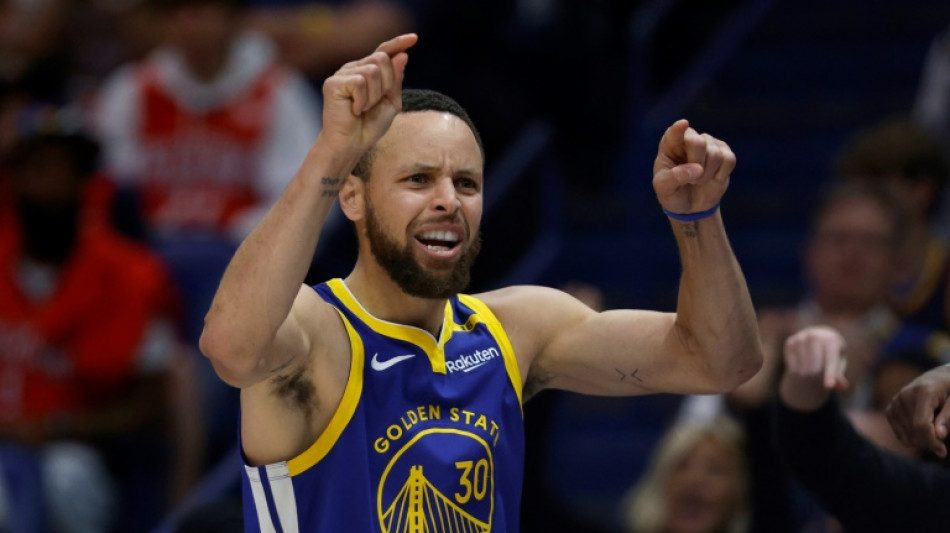 'Incredible' Curry scores 52 as Warriors down Grizzlies, Bucks edge Suns