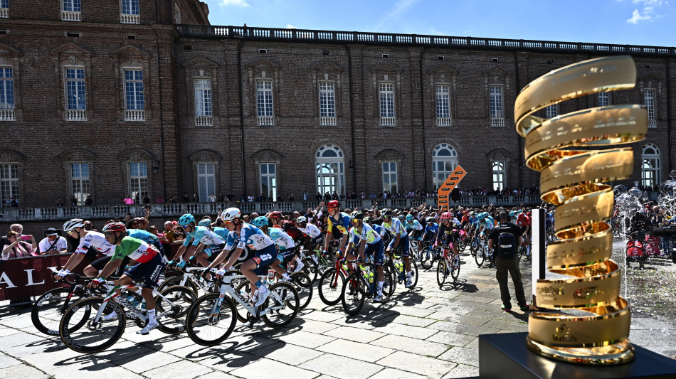 Via al Giro d'Italia, la corsa Rosa &egrave; partita