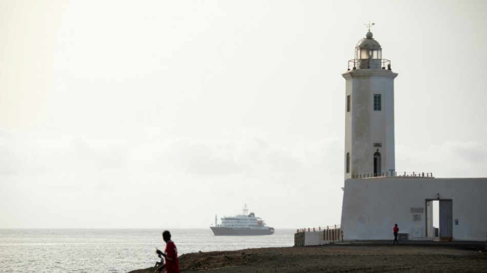 Foyer d'hantavirus, un bateau de croisi&egrave;re toujours en qu&ecirc;te d'un port d'accueil