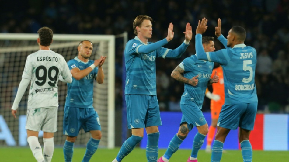 Napoli vence e fica a três pontos da liderança na Itália