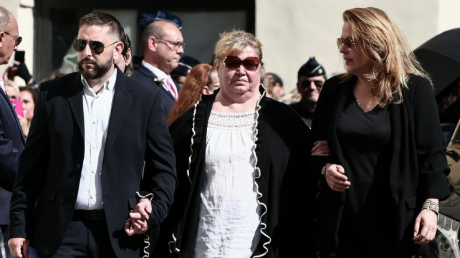 L'adieu en rose et blanc &agrave; Loana, l'&eacute;motion d'une g&eacute;n&eacute;ration 