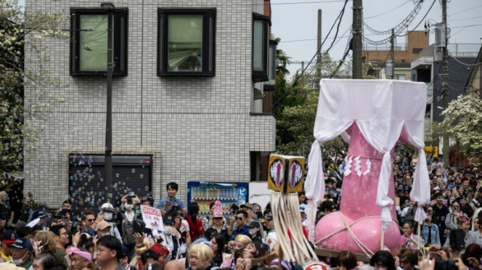Au Japon, une parade de p&eacute;nis g&eacute;ants c&eacute;l&egrave;bre la fertilit&eacute;