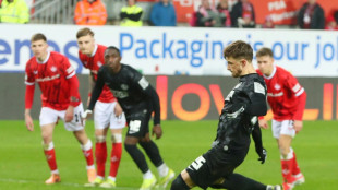 Elversberg r&uuml;ckt Schalke auf die Pelle