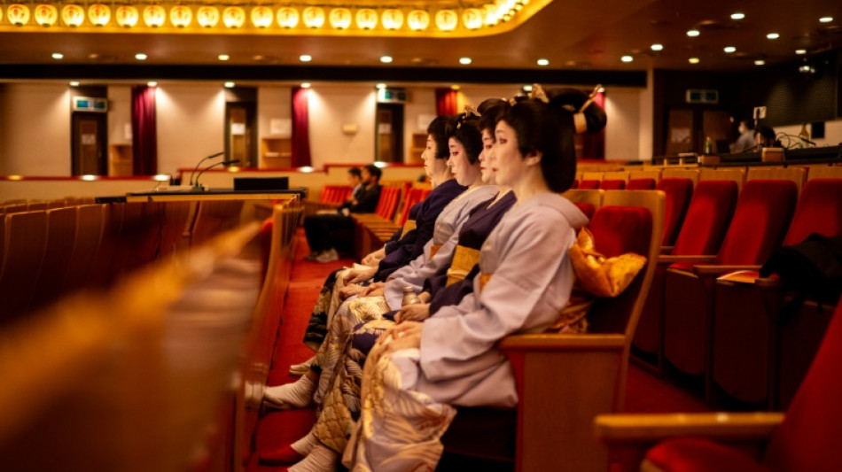 Espetáculo centenário reúne as últimas gueixas do Japão em Tóquio