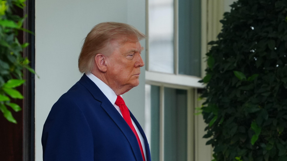 Trump, ogni volta che l'Iran spara a Hormuz colpiremo un ponte o centrale elettrica