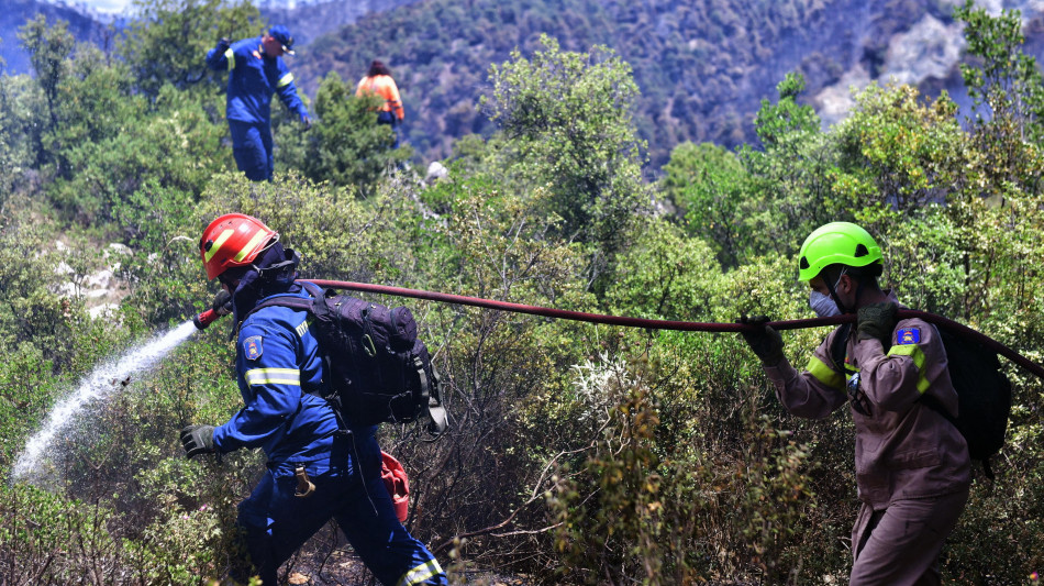 Grecia, evacuazioni precauzionali per un incendio sull'isola di Paros