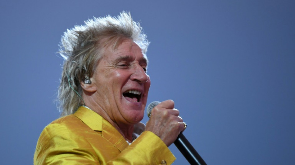 Rockstar Rod Stewart repariert in seiner Stra&szlig;e Schlagl&ouml;cher