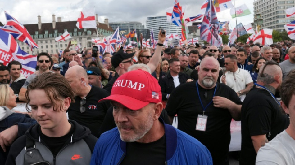 London: Zehntausende demonstrieren nach Aufruf des Rechtsextremen Tommy Robinson