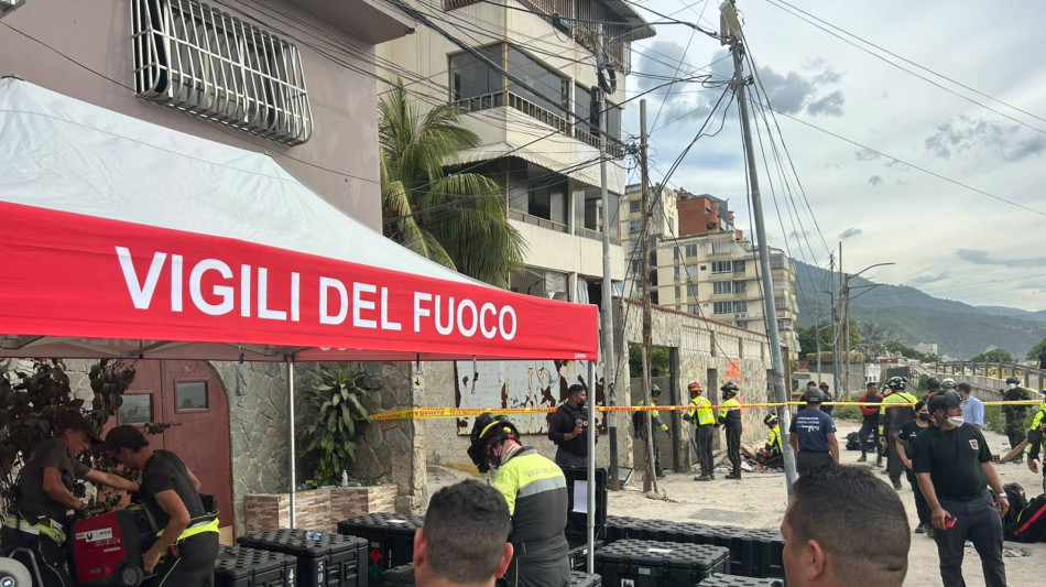 Vigili del fuoco italiani individuano tre persone in vita a La Guaira