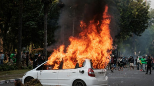 Indon&eacute;sie: des milliers de manifestants &agrave; travers le pays, l'arm&eacute;e d&eacute;ploy&eacute;e