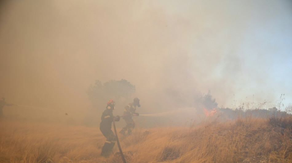 Bomberos griegos usan aviones para combatir el incendio en el noroeste de Atenas