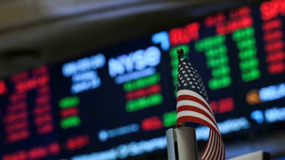 Wall Street termine en baisse, encaisse les derni&egrave;res annonces commerciales