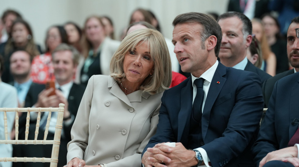 Udienza a Parigi per fake news su sessualit&agrave; Brigitte Macron