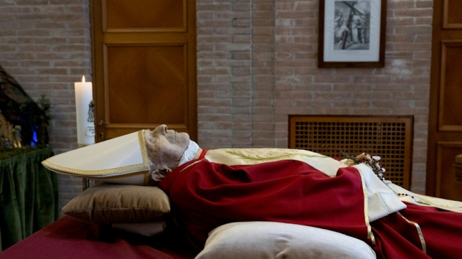 Le Vatican diffuse les premi&egrave;res photos du corps de Beno&icirc;t XVI