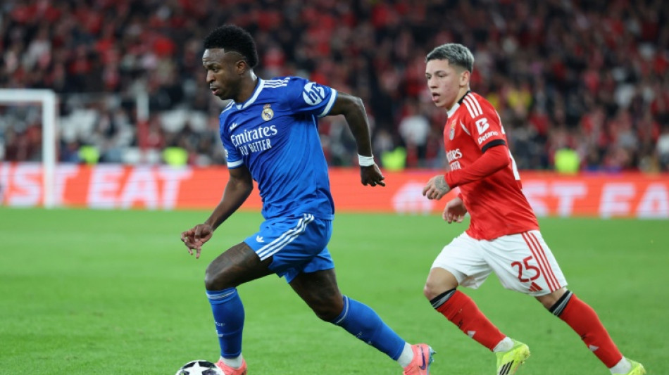 Benfica investigar&aacute; dois torcedores por gestos racistas contra Vini Jr.