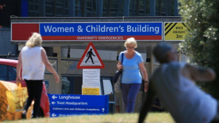 Enfermeira brit&acirc;nica nega assassinato de sete beb&ecirc;s durante seu julgamento