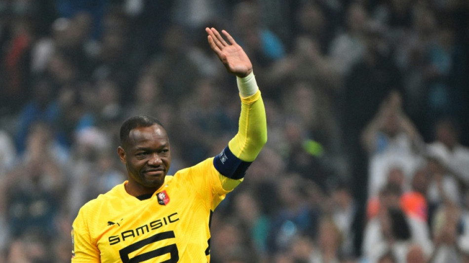 Ex-France goalkeeper Mandanda calls time on club career
