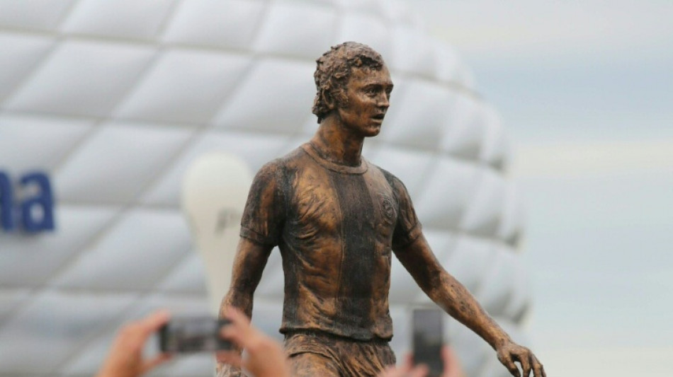 Est&aacute;tua de Beckenbauer &eacute; inaugurada em frente &agrave; Allianz Arena em Munique