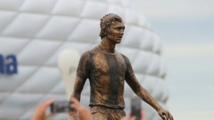 Est&aacute;tua de Beckenbauer &eacute; inaugurada em frente &agrave; Allianz Arena em Munique