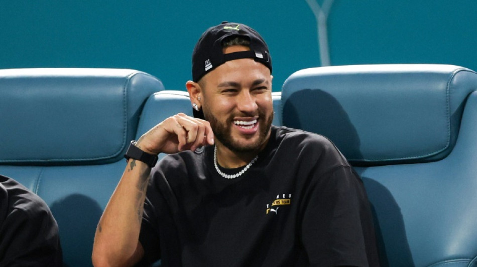 Neymar hace primer lanzamiento en el arranque del b&eacute;isbol en Miami
