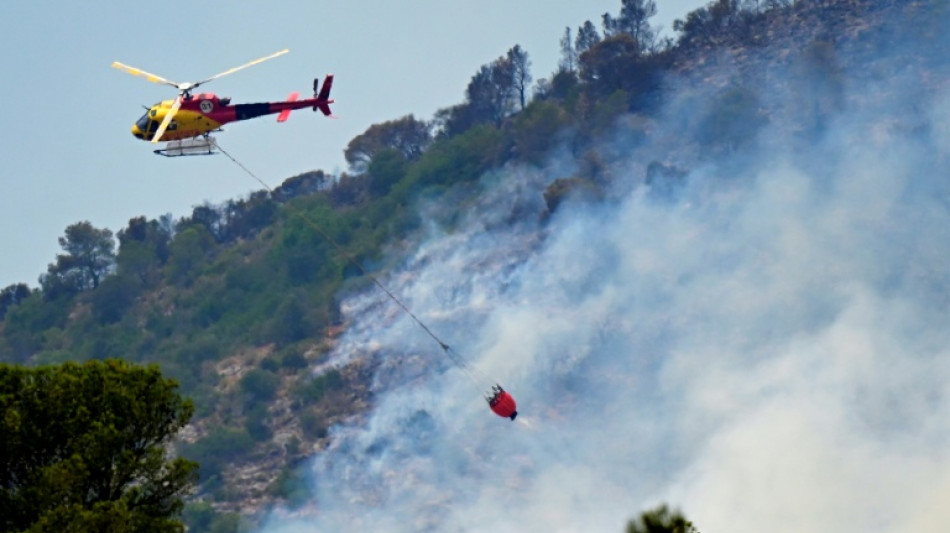 Levantan gran parte del confinamiento para afectados por un incendio en Espa&ntilde;a, que sigue activo