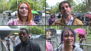 Centenas de pessoas se despedem de Rita Lee em S&atilde;o Paulo