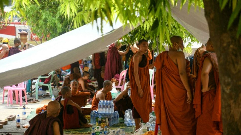 Séisme en Birmanie: larmes et prières pour des moines piégés sous les décombres