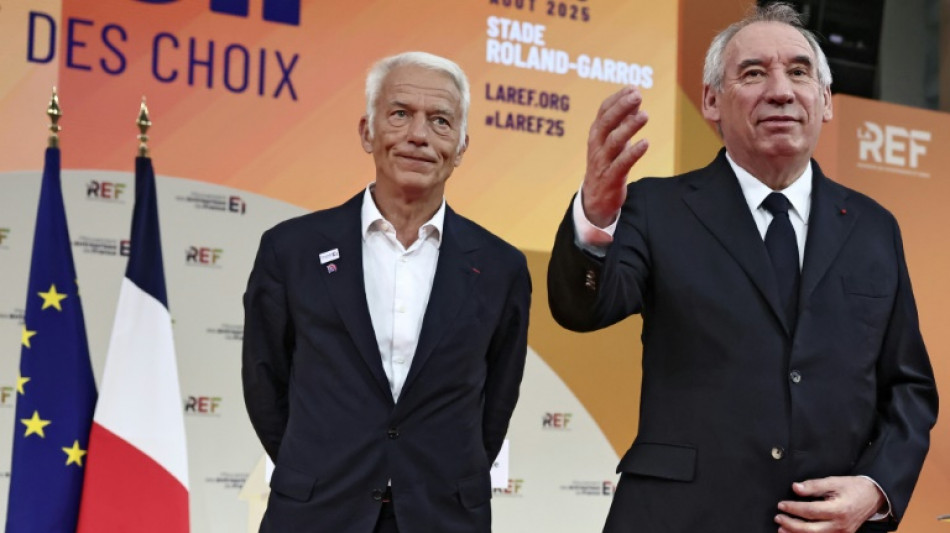 Extrema direita e esquerda radical rejeitam acordo para salvar primeiro-ministro da Fran&ccedil;a