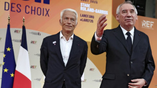 Extrema direita e esquerda radical rejeitam acordo para salvar primeiro-ministro da Fran&ccedil;a