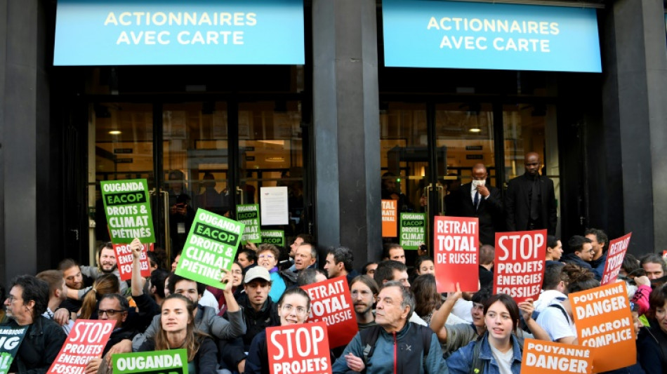 Des ONG bloquent l'accès à assemblée générale de TotalEnergies