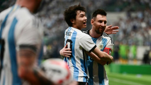 Torcedor que invadiu campo para abra&ccedil;ar Messi na China &eacute; detido