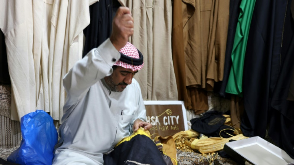 En Arabie saoudite, un tailleur perpétue l'art de fabriquer le "bisht"