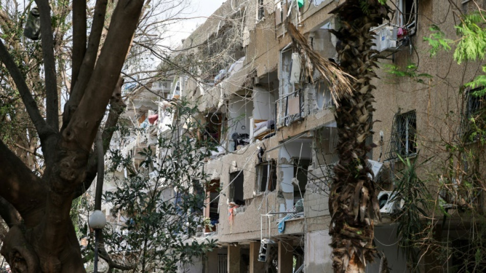 R&eacute;veil au milieu des d&eacute;combres en Isra&euml;l apr&egrave;s des tirs de missiles iraniens