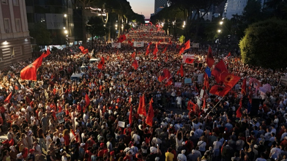 Dua Lipa respalda las protestas en Albania contra un proyecto vinculado a la familia Trump
