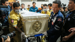 Familiares reclaman cad&aacute;veres tras incendio de bar en Bangkok que deja 30 muertos