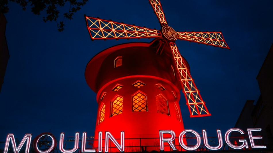 P&aacute;s do moinho de vento do Moulin Rouge de Paris desabam