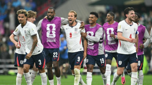 Inglaterra ganha embalo na Copa ap&oacute;s batalha no Est&aacute;dio Azteca
