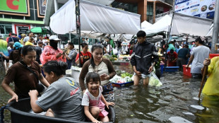 Bangkok se adapta a las inundaciones con mercados flotantes