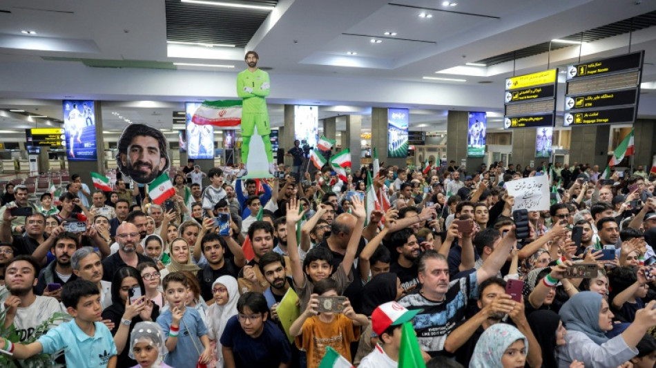 Sele&ccedil;&atilde;o iraniana &eacute; recebida com festa no retorno a Teer&atilde;