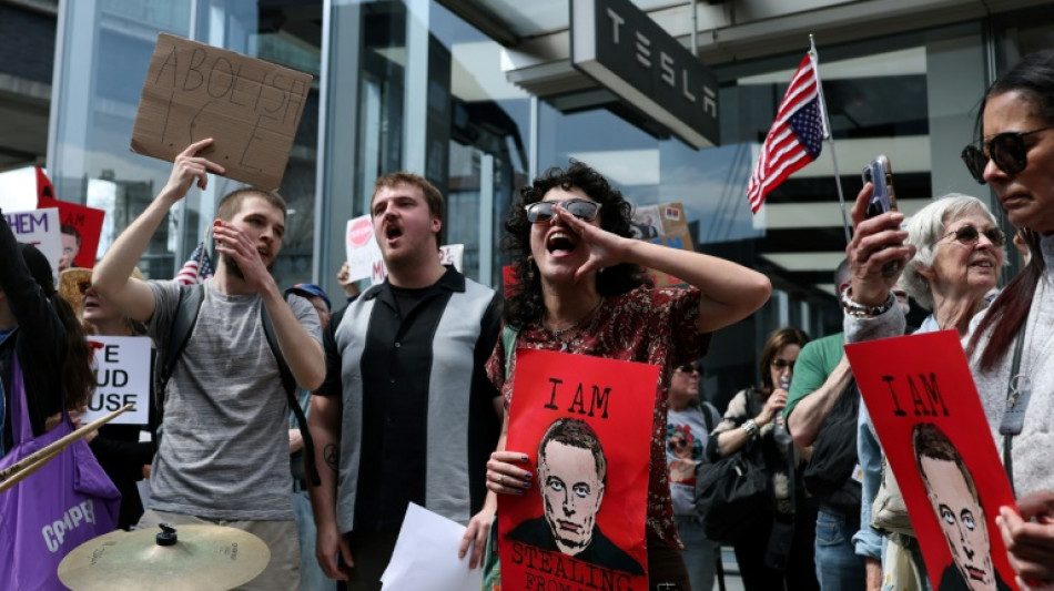 Cientos protestan contra Elon Musk ante concesionarios de Tesla en EEUU y Europa