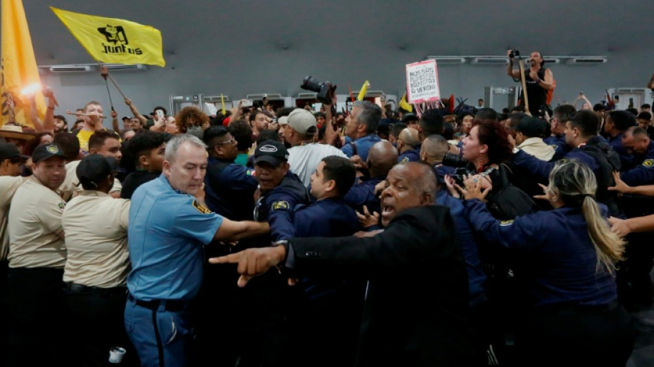 Manifestantes indígenas enfrentam seguranças na COP30 