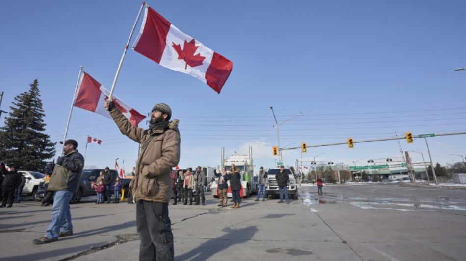 Convois anti-mesures sanitaires: le mouvement s'amplifie au Canada, interdiction &agrave; Paris et Bruxelles